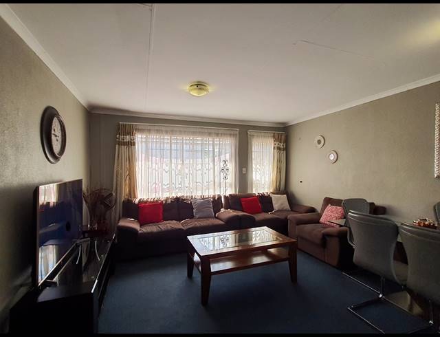 3 BEDROOM SIMPLEX FOR SALE IN COUNTRY VIEW